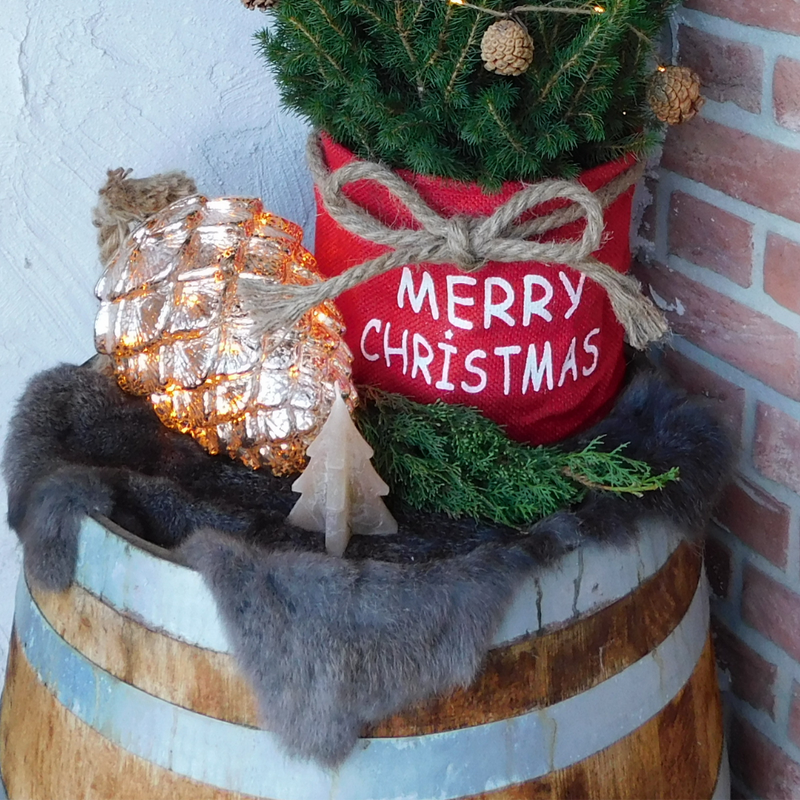 Kerstboom met verlichting 'Pineconelight' in Xmas Bag rood | 19 cm Ø | 60 cm ↕